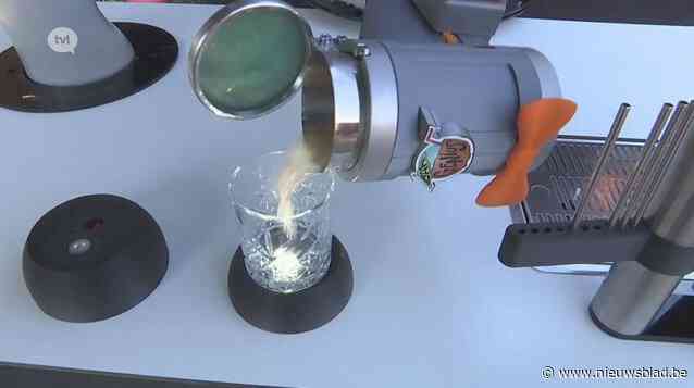Robot schenkt cocktails tijdens Iedereen Donderdagt in Genk