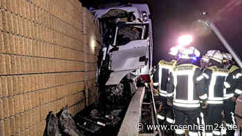 Sattelzug prallt auf A94 frontal gegen Lärmschutzwand – Lkw-Fahrer verletzt