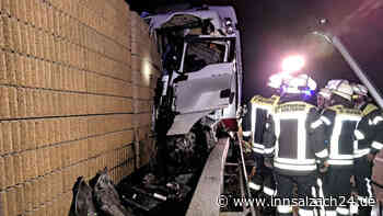 Sattelzug prallt gegen Lärmschutzwand – Lkw-Fahrer (60) schwer verletzt in Klinik