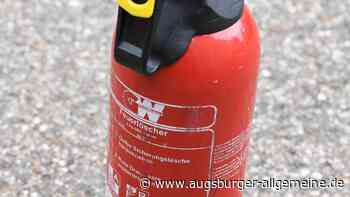 Auto rammt Wohnmobil auf der A8 und beginnt zu brennen