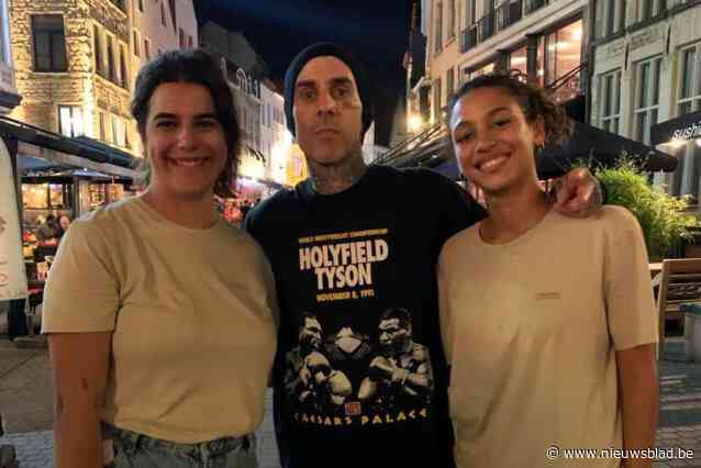 Blink 182-drummer Travis Barker gaat voor vegan Italiaans etentje in Antwerpen: “Iedereen op het terras wou een foto”