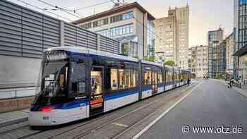 Langer Straßenbahn-Zug rollt ein: Neue Lichtbahn absolviert Testfahrten in Jena (mit Video)
