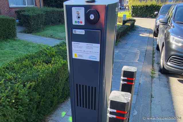 “Wat doet die paal hier in godsnaam?”: Laadpaal verrijst pal op trottoir in Berkenlaan