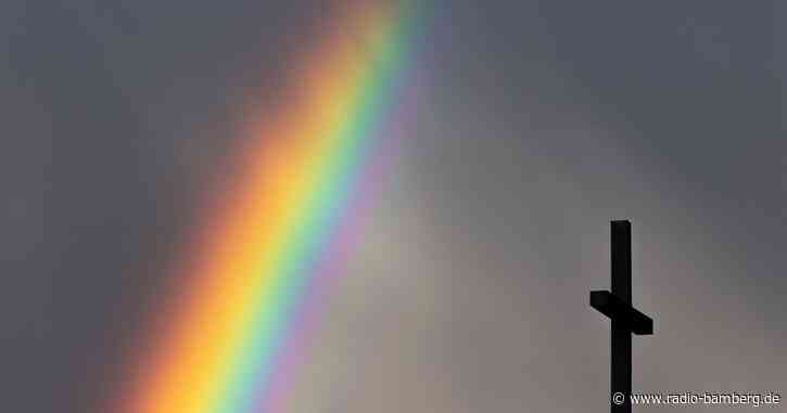 Protest: Priester segnen queere Paare vor dem Kölner Dom