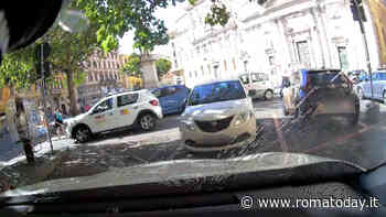 Il video della tassista aggredita a Roma in pieno centro
