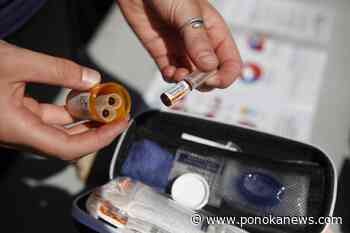 Naloxone kits across Canada should have both nasal spray and injection options: panel