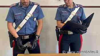 Fermato su uno scooter con droga e pistola, arrestato 45enne