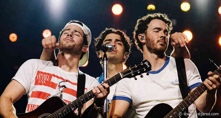 Joe Jonas Gets Lots of Love at Jonas Brothers Concert in Phoenix (Photos)
