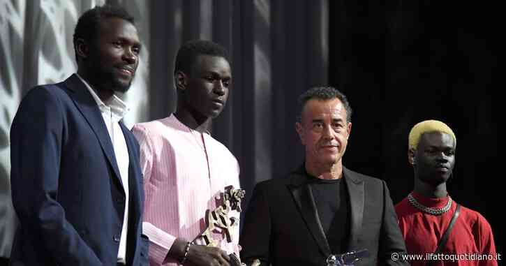 Venezia 2023, la dedica ai migranti “che non sono arrivati a Lampedusa” e il sostegno agli scioperi di Hollywood: i diritti sul palco della premiazione