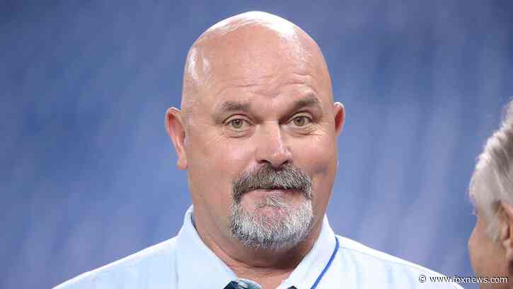 Ex-Yankees pitcher David Wells puts tape over Nike logo on Yankees uniform: 'I hate Nike'