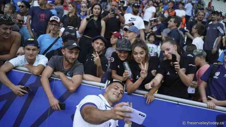 14-man England stuns Argentina, Australia wins, and Ireland and Italy romp at Rugby World Cup