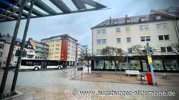 Bub, der nur Koreanisch spricht, steht allein auf dem Petrusplatz