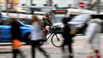Tumult am Kö: Schlägernde Männer greifen auch Polizeibeamte an