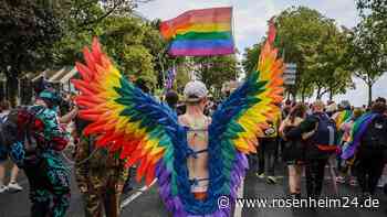 Männer schlagen und treten auf CSD-Gäste ein: Eine Person schwer verletzt