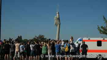Bumm, zack, weg - 170 Meter hoher Schornstein gesprengt