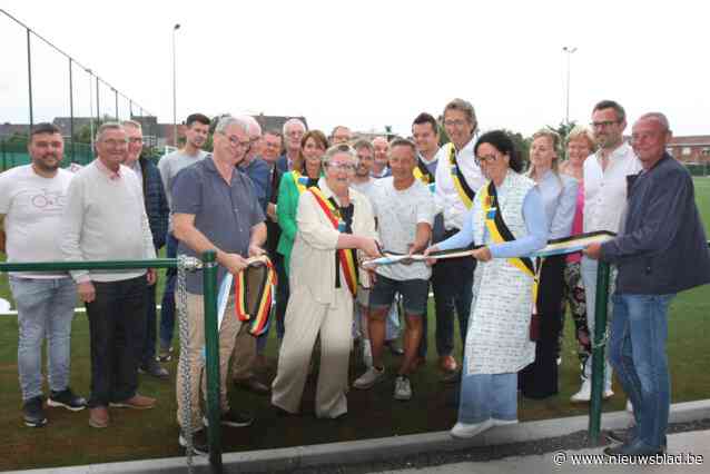 Gemeente en voetbalclub openen nieuw kunstgrasveld