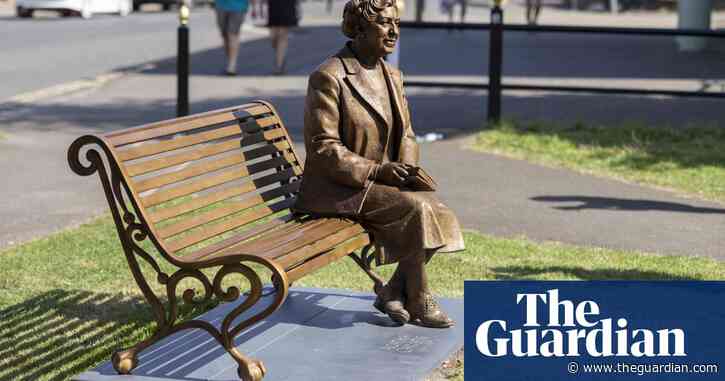 Agatha Christie statue takes seat on bench in Oxfordshire town