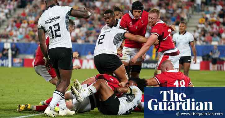 Wales earn bonus-point win through Elliot Dee and hold off Fiji fightback