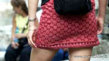 Filmava le parti intime delle ragazzine, sorpreso dal papà di una 14enne. Nel cellulare oltre duecento fra video e foto