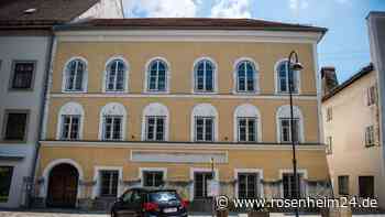 Deutscher steht mit aufgemalten NS-Symbolen auf Stadtplatz