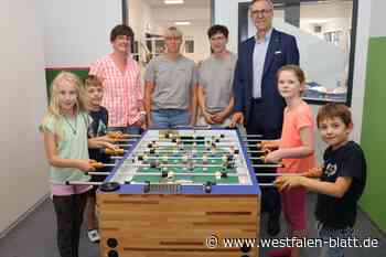 Kinder der Mühlengrundschule freuen sich über neuen Kickertisch
