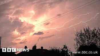 Silent lightning storm catches photographers' eyes
