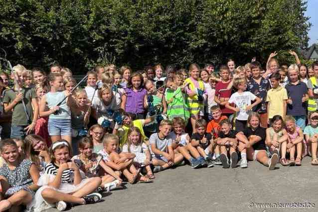 Beloningscheque voor de Mooimakers van Gemeentelijke Basisschool Hoegaarden