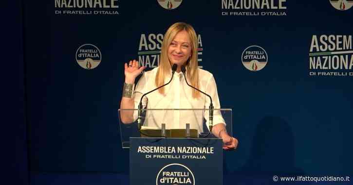 Giorgia Meloni apre l’assemblea di FdI poi manda via i giornalisti con una gag sul saluto romano – Video