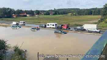 Überflutung im Münsterland - Autos stecken tief im Wasser