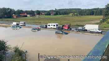 Überflutung im Münsterland - Autos stecken tief im Wasser