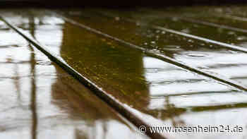 Grünbelag auf der Terrasse – in welchen Fällen warmes Wasser und ein wenig Natron helfen