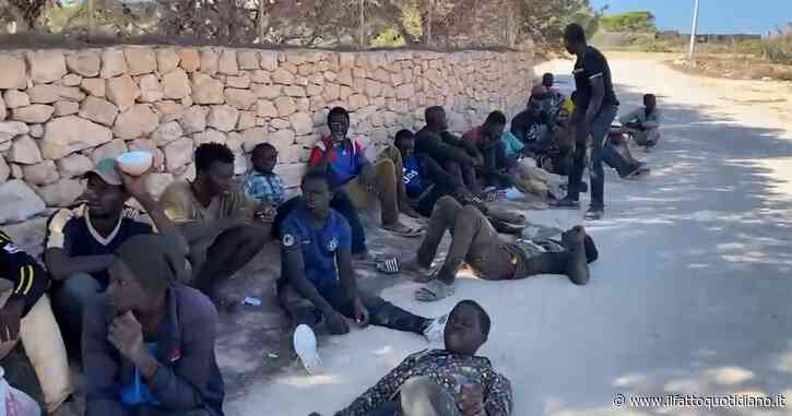 Migranti, a Lampedusa persone in strada sotto il sole cocente: c’è anche un neonato. L’ex sindaca Nicolini: “Arriva una barca dietro l’altra” – Video
