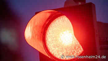 Verkehrsunfall nach Rotlichtverstoß: 22-Jährige missachtet rote Ampel