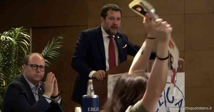 Salvini contestato da un’attivista al congresso Lega: “Basta guerra alle Ong”. Lui la sbeffeggia: “Un applauso alla prossima valletta di Sanremo…”