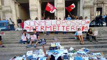 Studenti romani protestano contro il caro libri: "Non ce lo possiamo permettere"