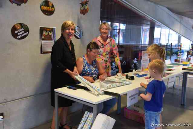 Kinderen laten op drie plekken boeken kaften, pennenzakken versieren en schoolmateriaal ruilen