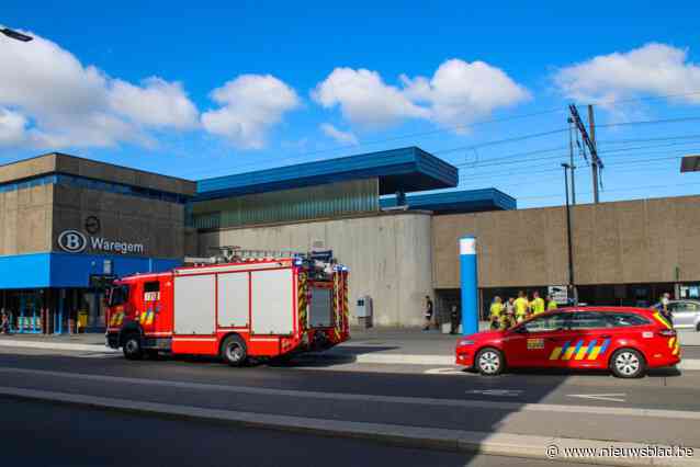 Bromfietsenstalling station afgezet door scheuren in plafond