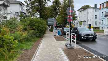 Senioren genießen den neuen Gehweg in der Schillerstraße