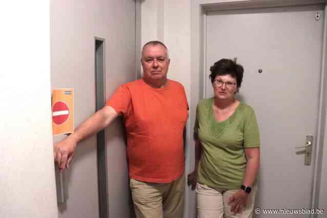 Benny (61) en Christa (54) wachten al drie maanden op herstelling lift in flatgebouw: “Een oudere buurvrouw heeft al die tijd het buitenlicht niet meer gezien”