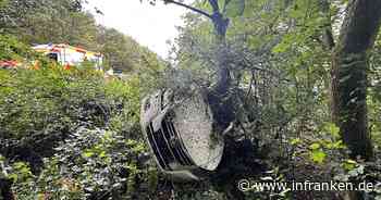 Königsberg: Autofahrer wird mit Wagen "gegen Baum katapultiert" - Zentimeter verhindern Tragödie