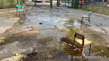 San Basilio, il tubo si rompe e l'ingresso della scuola diventa uno stagno
