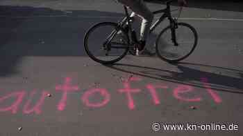 Herne: Aktivisten von „Aktion autofrei“ bemalen 120 Neuwagen und sprühen Bauschaum in die Auspuffe