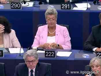 Lavoro all'uncinetto durante l'intervento di Von der Leyen: il gesto della commissaria Ue