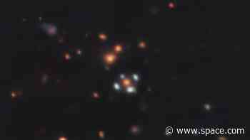 Einstein cross! Gravitationally lensed 'flower' spotted in deep space (photo)
