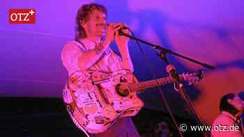 „Heite grob ma Tote aus“: Wiener Liedermacher Voodoo Jürgens schreit sich in Jena die Seele aus dem Leib