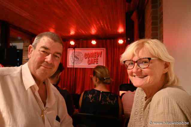 Oudste comedy café van Vlaanderen lokt massa volk op seizoensopener: “Na mijn kanker wou ik alleen nog geestige dingen doen”