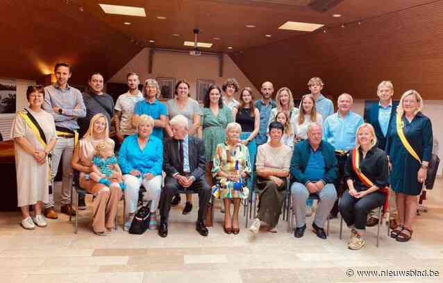 100-jarige Achiel feestelijk ontvangen in gemeentehuis: “Fitste eeuweling die ik al ben tegengekomen”