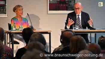 Scherben aufsammeln im Wolfsburger Sharoun-Theater