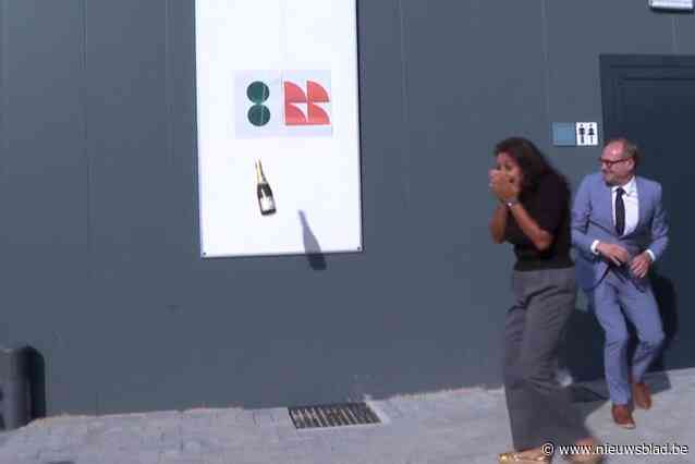 Minister en schepen gaan de mist in bij scheepsdoop op Luchtbal: “Sebiet is die school kapot”