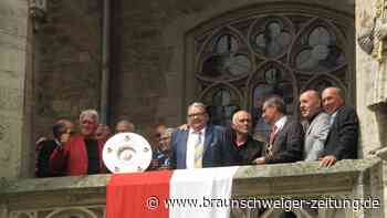 Dennis Schröder zeigt sich auf Braunschweigs „Meister-Balkon“